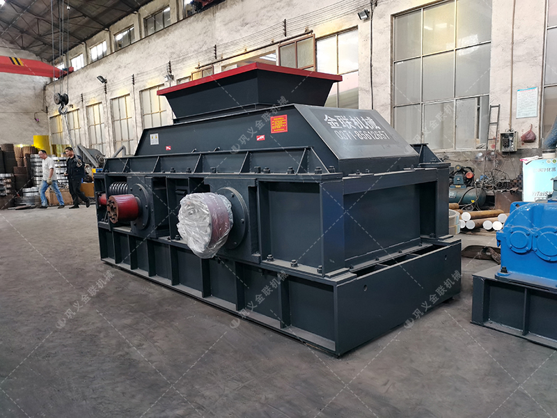 大型半自動液壓對輥制砂機(jī)發(fā)貨 發(fā)往內(nèi)蒙古