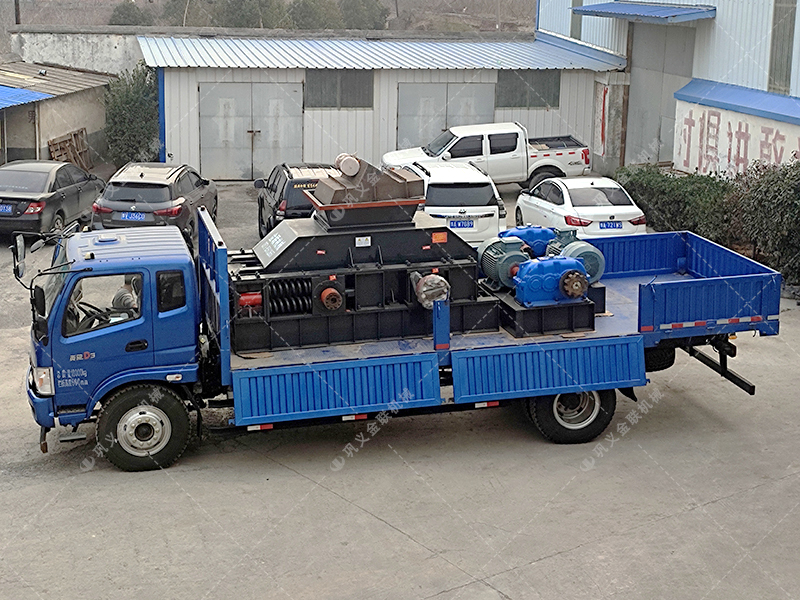 大型半自動液壓對輥破碎機發(fā)貨 發(fā)往廣東