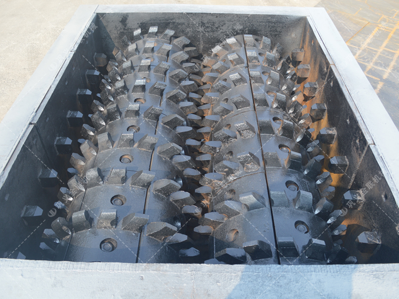 大型強(qiáng)力分級雙齒輥破碎機(jī)發(fā)貨圖片_發(fā)往山東_破碎煤炭