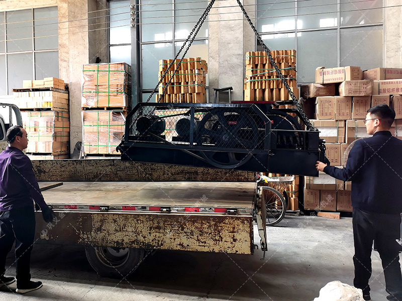 2PG400X250小型對輥破碎機(jī)發(fā)貨圖片_發(fā)往江蘇蘇州_破碎硅鐵