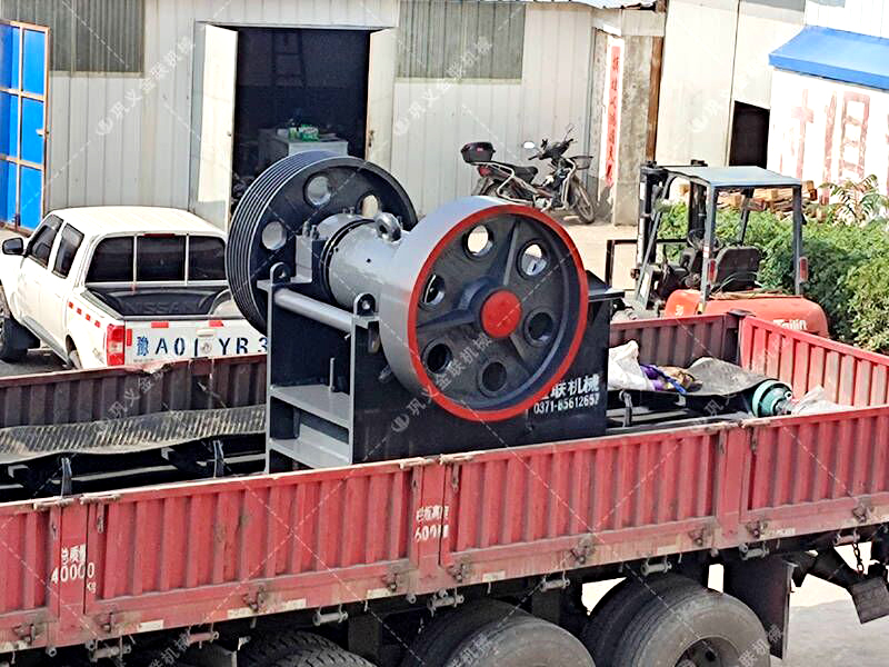 顎破與對輥破碎機：哪種更節(jié)省地將石頭破碎成石子？