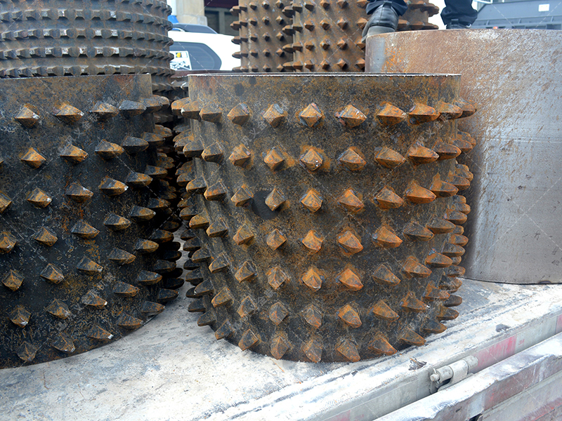 結構決定性能:雙齒輥的“雙齒咬合”設計,如何成就其優越破碎效果? 結構決定性能:雙齒輥的“雙齒咬合”設計,如何成就其優越破碎效果?